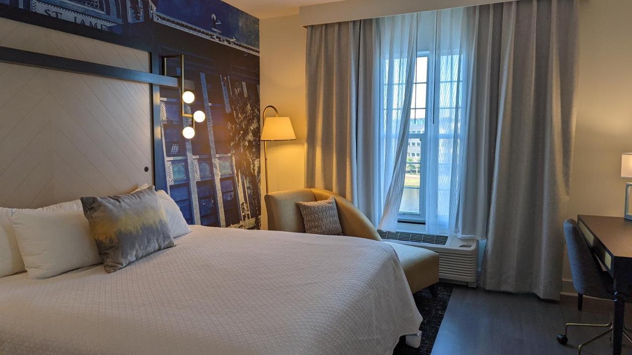 King Suite with Jetted Tub and Lake View